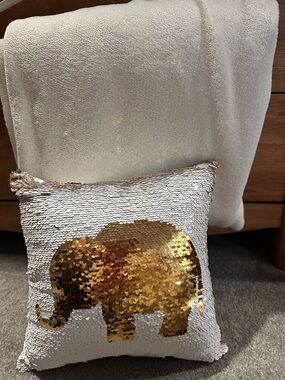 Blanket & elephant reversible sequin pillow